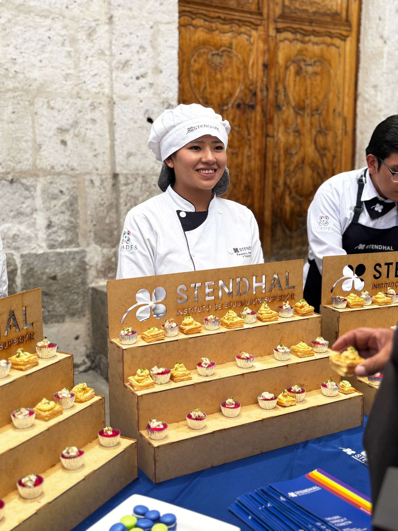 Estudiantes de Stendhal en Memorias CARA 2025 durante servicio de catering de Santé